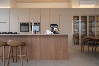 Waarom de vitrinekast nu terugkeert in de keuken
