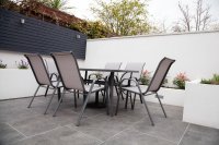 Low dining vervangt je tuintafel en loungeset in één