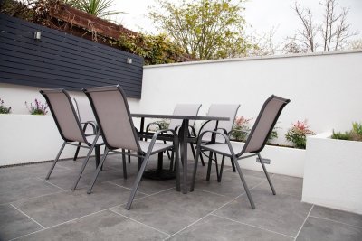 Low dining vervangt je tuintafel en loungeset in één