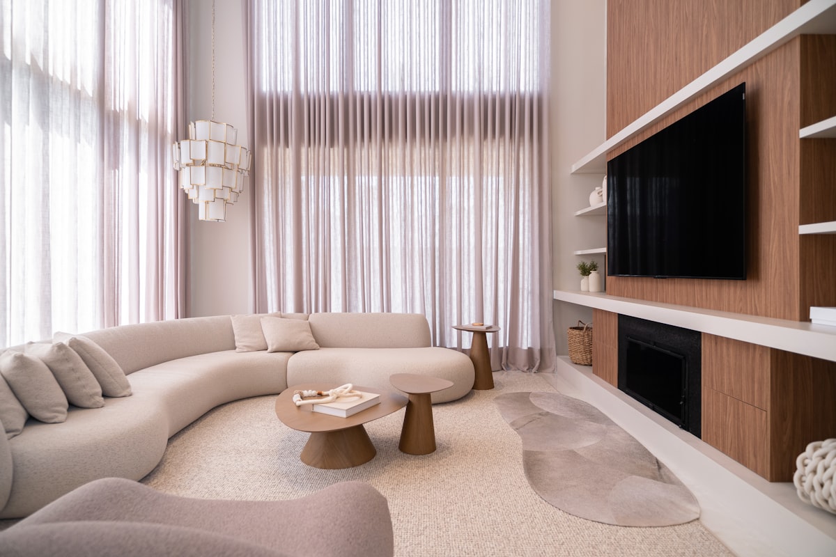 Ronde vormen domineren de woonkamer (en zo style je ze)